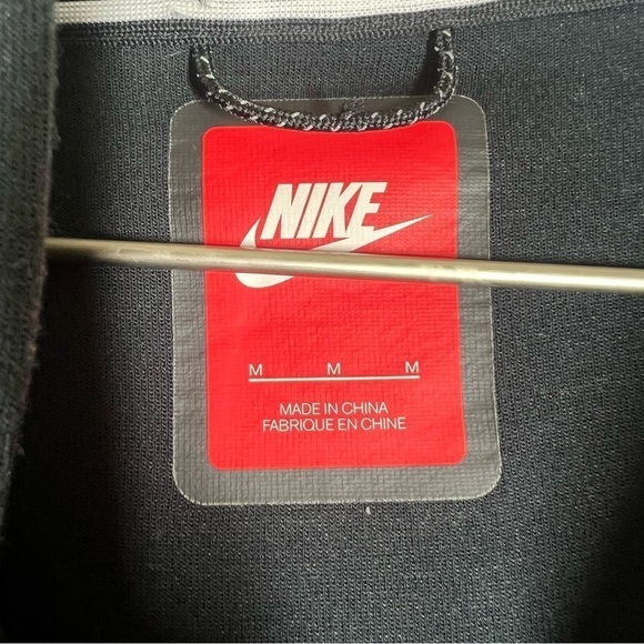 Nike Women’s Tech Fleece Cape Hooded Zip Up Black Jacket Sweatshirt Size Medium - Picture 11 of 16